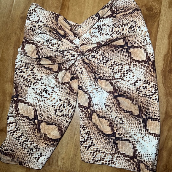 Lici fit Rattlesnake V cut scrunch biker shorts - Picture 2 of 2